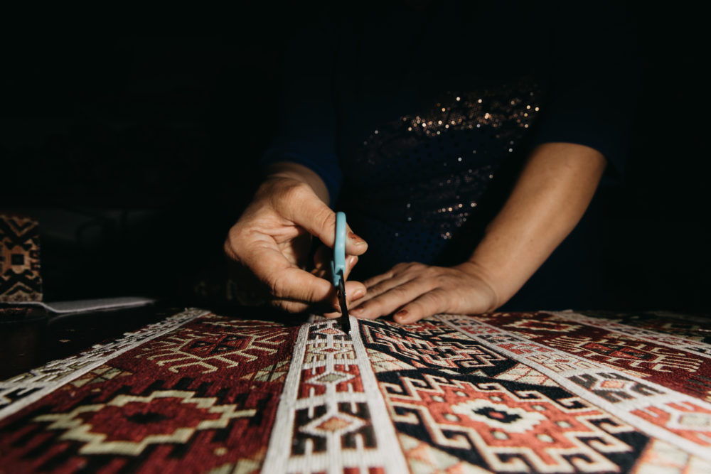 cutting-ethnic-carpet-with-scissors-1000x667 - El museo poco conocido de la CDMX ideal para saber todo sobre Tenochtitlán