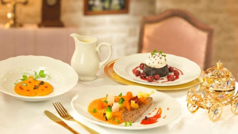 desayuno_princesas_disneyland_paris-1000x563 - Así puedes reservar un desayuno real con las princesas más conocidas en Disneyland Paris, en un elegante salón de banquetes medieval