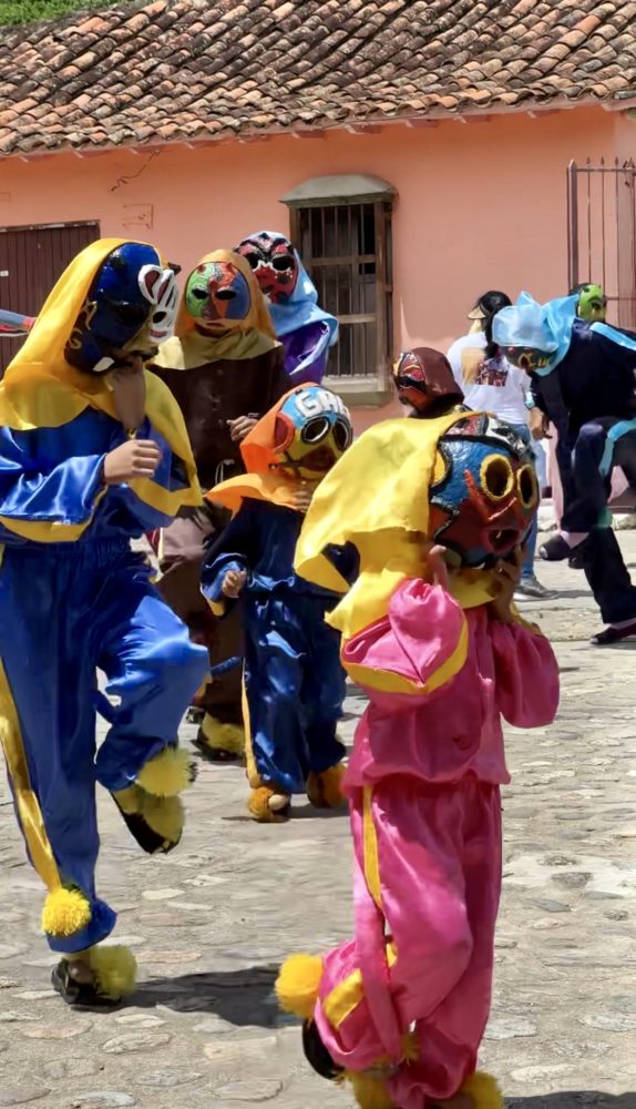 diablitos-danzantes-574x1000 - Visitar Venezuela: guía completa de Carabobo