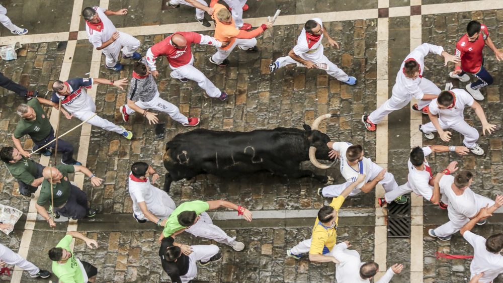 encierro_san_fermin_wikimedia_commons_francisvaquero-1-1000x563 - Qué no debes perderte de San Fermín 2024: todas las actividades y ritos tradicionales para disfrutar al máximo los Sanfermines