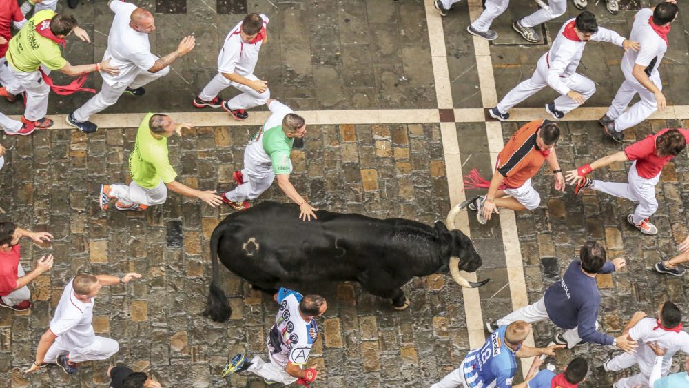 encierro_wikimedia_commons_San-Fermin-Pamplona-Navarra2-1000x563 - Qué es el encierro de San Fermín, cómo correrlo y cuáles son los requisitos para participar