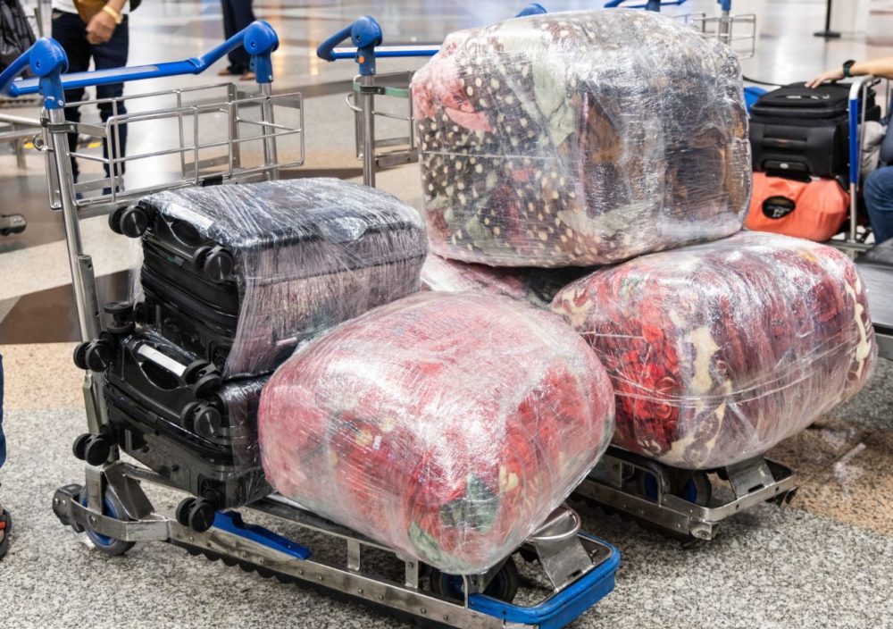 envolver-equipaje-aeropuerto-1000x704 - ¿Envolver tu equipaje lo hace más seguro?