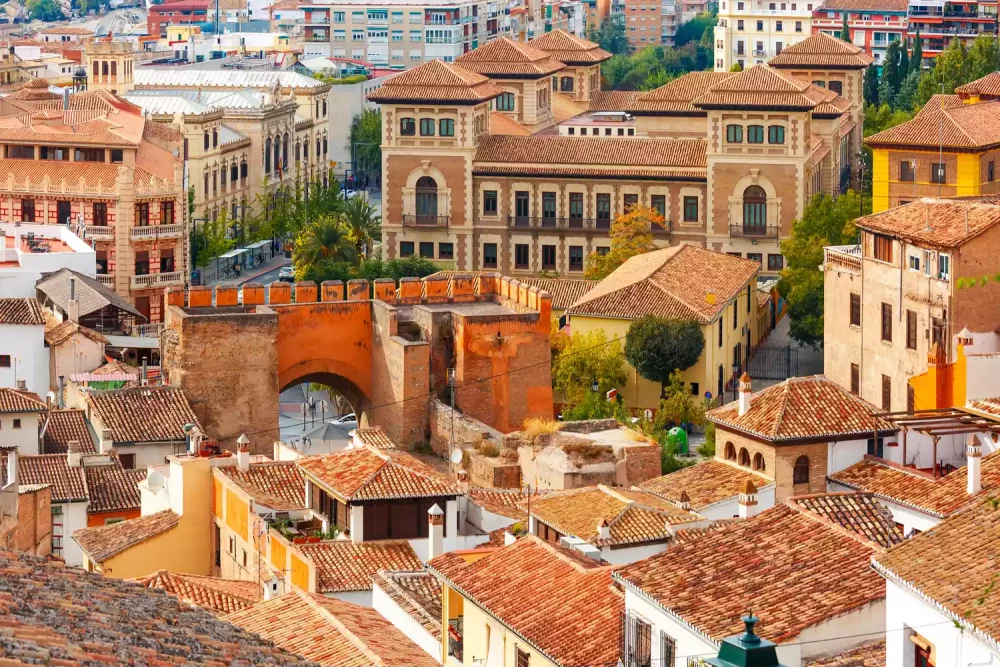 granada-1000x667 - Esta soleada ciudad española es conocida por sus tapas y un "ambiente mágico". Y no te costará una fortuna