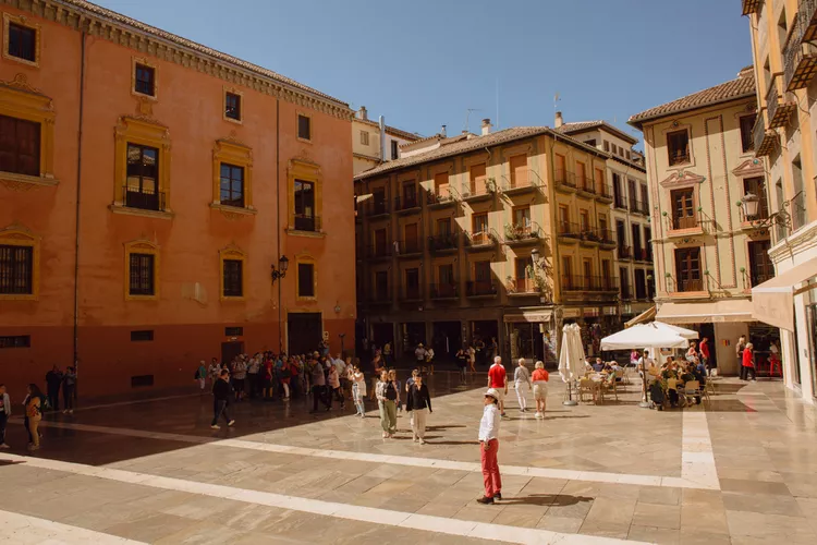 granada-espana - Esta soleada ciudad española es conocida por sus tapas y un "ambiente mágico". Y no te costará una fortuna