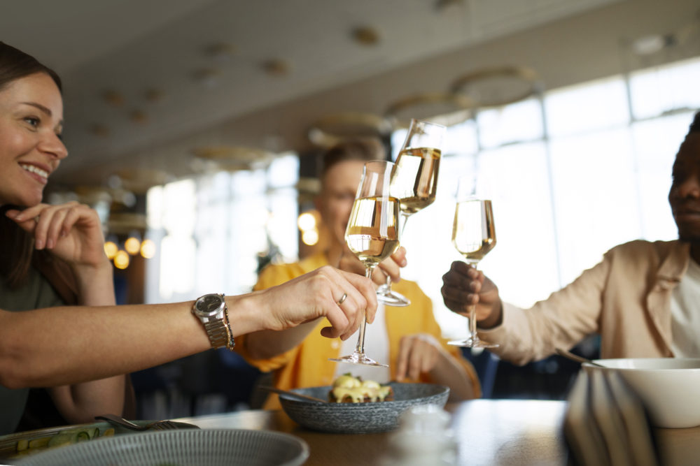 group-friends-cheering-with-wine-glasses-restaurant-1000x667 - Este restaurante de la CDMX tiene una hermosa terraza ideal para el verano, cocina a leña y está a pocos pasos de la Avenida Insurgentes