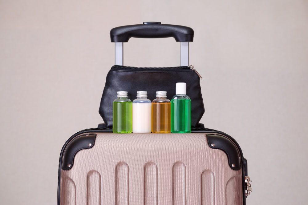 iStock-803696456-1000x666 - ¿Se pueden llevar líquidos y bebidas en avión?: cómo pasarlos