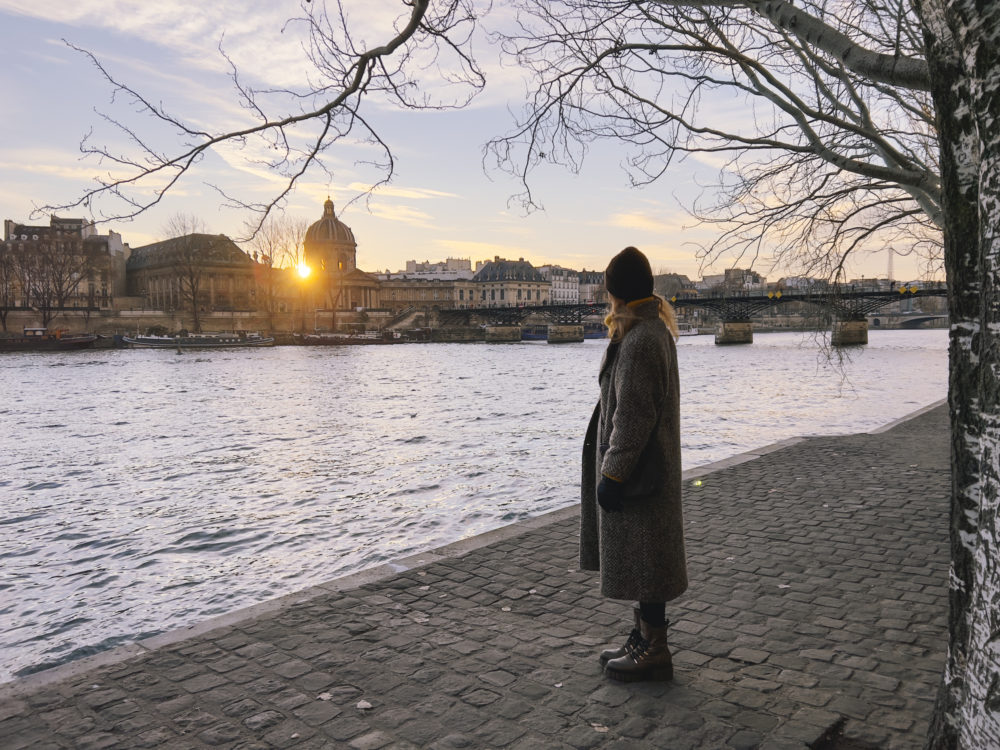 mujer_en_el_Sena-1000x750 - Estafas en París: entérate de cuáles son las 5 más comunes