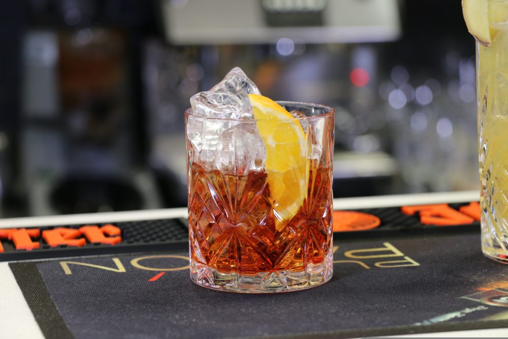 negroni-pixabay-1000x667 - El wine bar perfecto para tener una cita en la Condesa de CDMX con menú internacional y muy acogedor