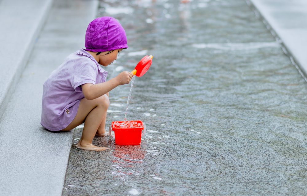 nina-pileta-pixabay-1000x641 - Las principales atracciones de Disney's Blizzard Beach: un divertido parque para disfrutar con los niños