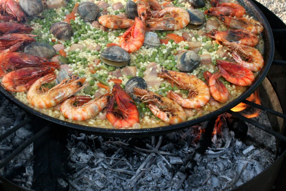 paella-1168003_1920-1000x667 - Este restaurante de Valencia es uno de los favoritos de los valencianos para comer paella y delicias mediterráneas