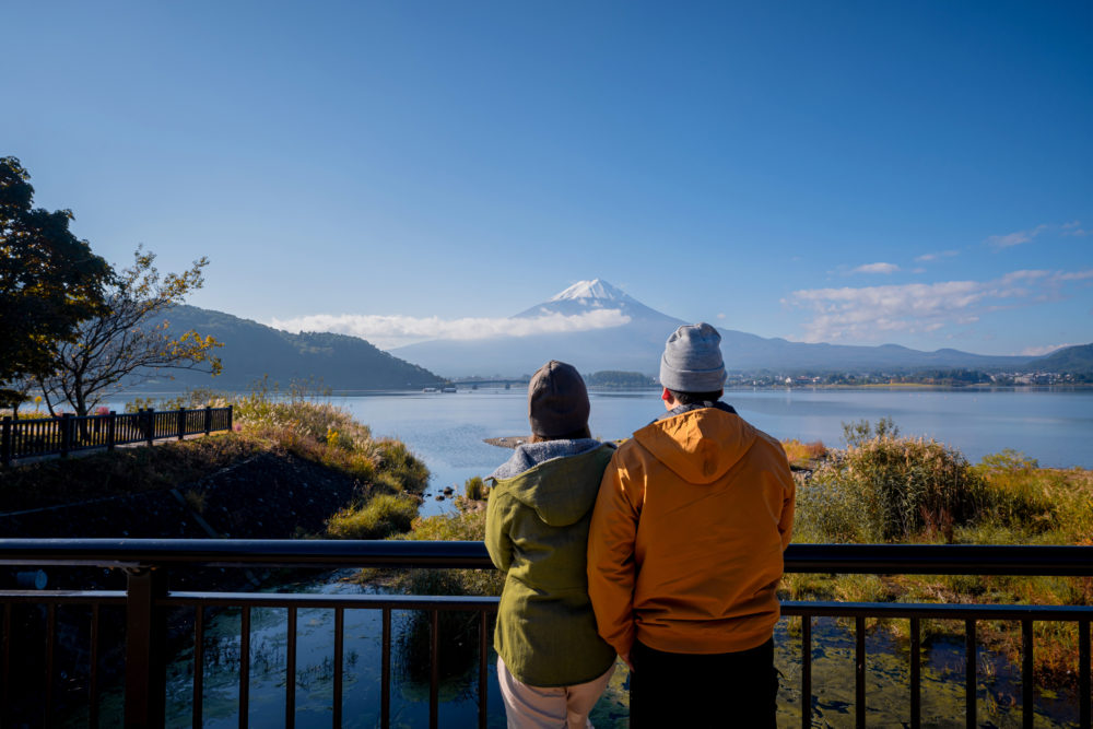 pareja_en_lago_Kawaguchi-1000x667 - ¿Cuáles son los mejores lugares para ver el Monte Fuji?