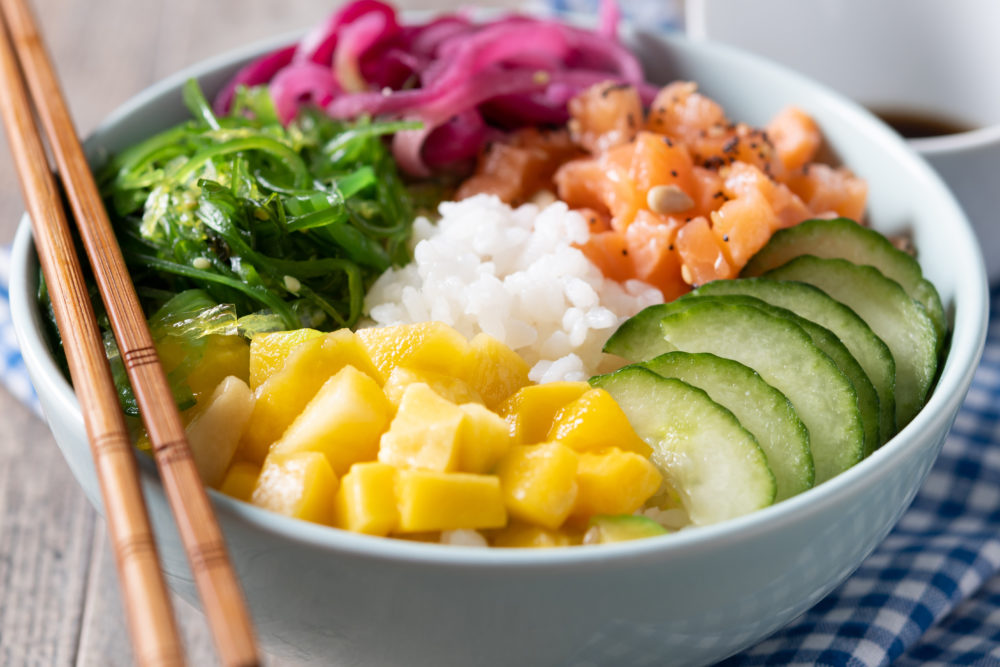 poke-bowl-with-rice-salmoncucumbermangoonionwakame-salad-poppy-seeds-ands-sunflowers-seeds-wooden-background-1000x667 - El bonito restaurante en Palermo lleno de plantas de cocina saludable vegana y vegetariana que es muy tranquilo para una cena relajada