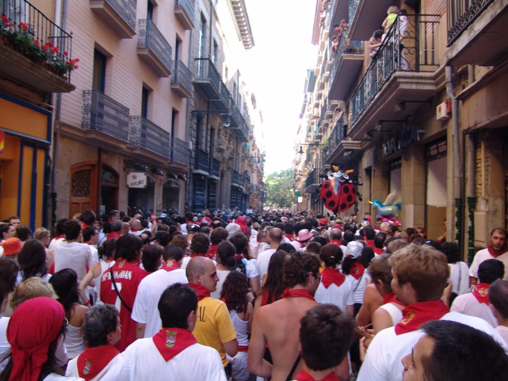 san_fermin_wikimedia_commons_John-Y.-Can-1000x750 - Qué es el encierro de San Fermín, cómo correrlo y cuáles son los requisitos para participar