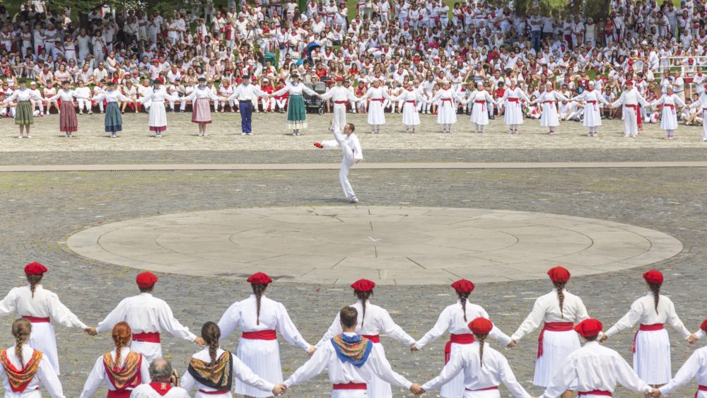 sanfermin-3587340-1000x563 - Quiénes son los Dantzaris de Duguna, los que lanzarán el Chupinazo en San Fermín 2024