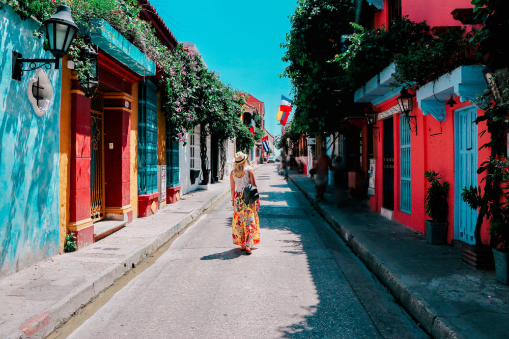 turista_en_Colombia-1000x667 - Sobreturismo: ¿Qué es y cómo está afectando a las capitales turísticas del mundo?