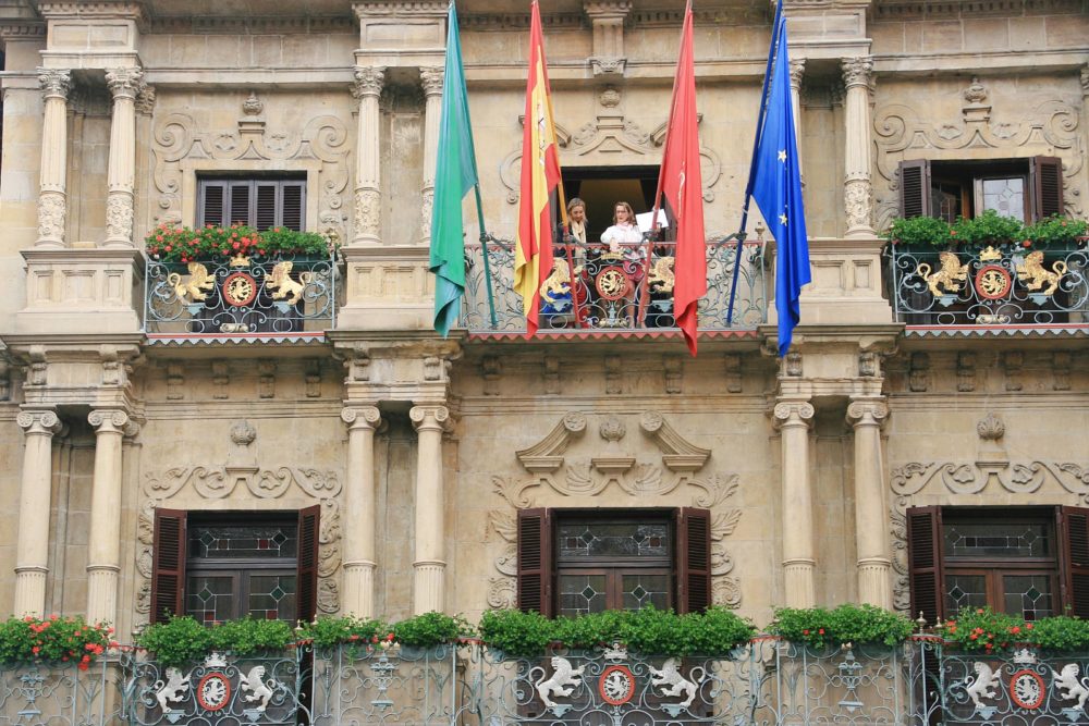 Ayuntamiento-de-Pamplona-1000x667 - 5 pueblos franceses cerca de Pamplona para una escapada de fin de semana