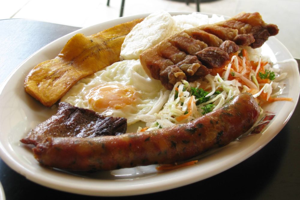 Bandeja-paisa-1000x667 - Cuáles son las comidas típicas de Colombia que debes pedir en un restaurante