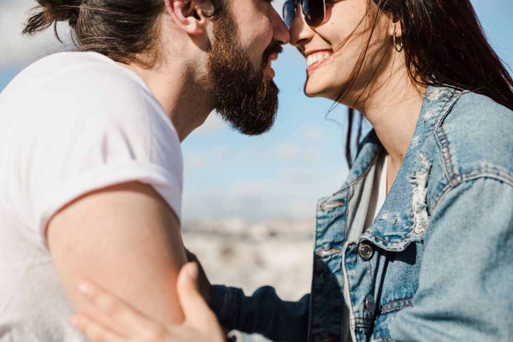 Beso-1-1000x667 - ¿Por qué se saluda con dos besos en España?