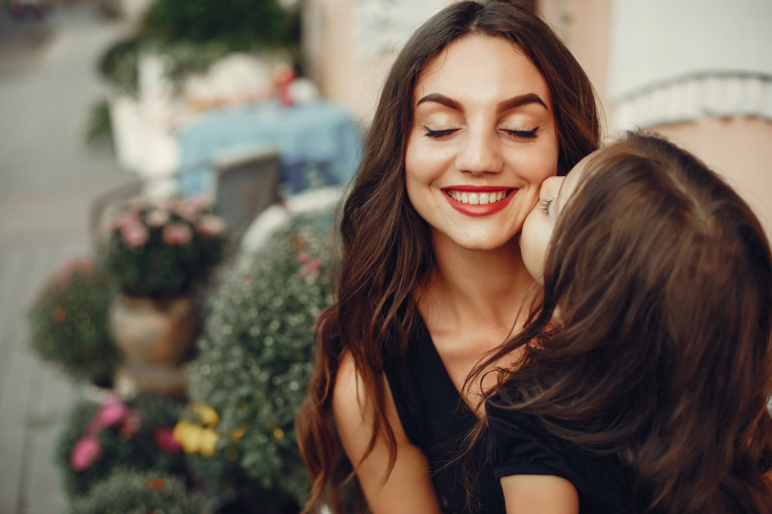 ¿Por qué se saluda con dos besos en España?