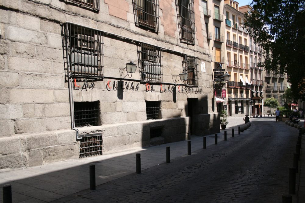 CUEVAS_DE_LUIS_CANDELAS_Madrid_Wikimedia_Commons_Tamorlan-1000x667 - Los 3 restaurantes de Madrid más populares entre los turistas
