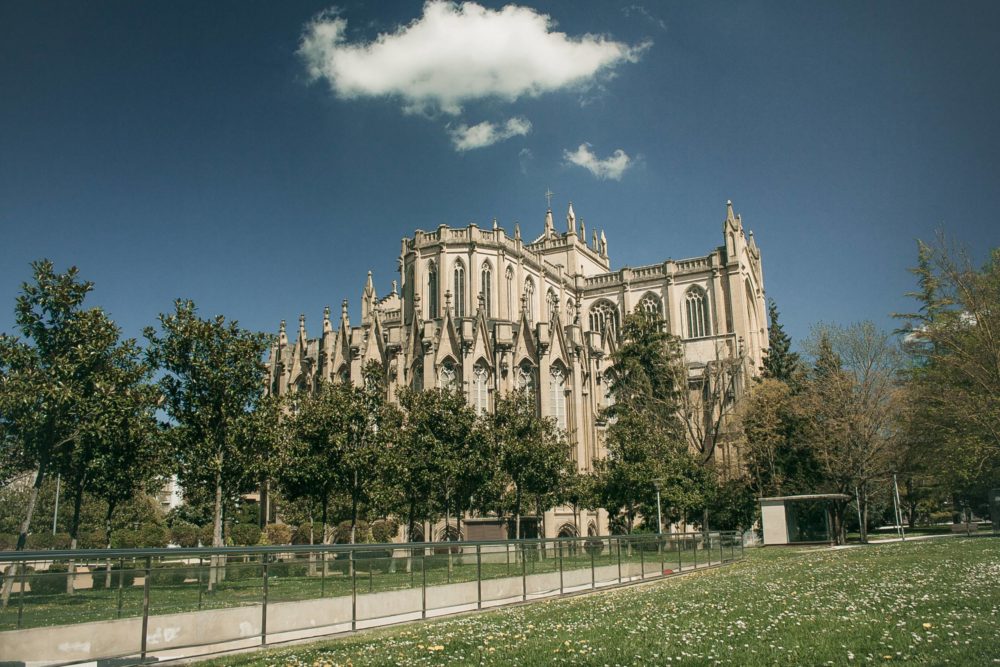 Catedral-de-Maria-Inmaculada-1000x667 - Qué ver en el País Vasco: top 8 destinos bonitos e imperdibles