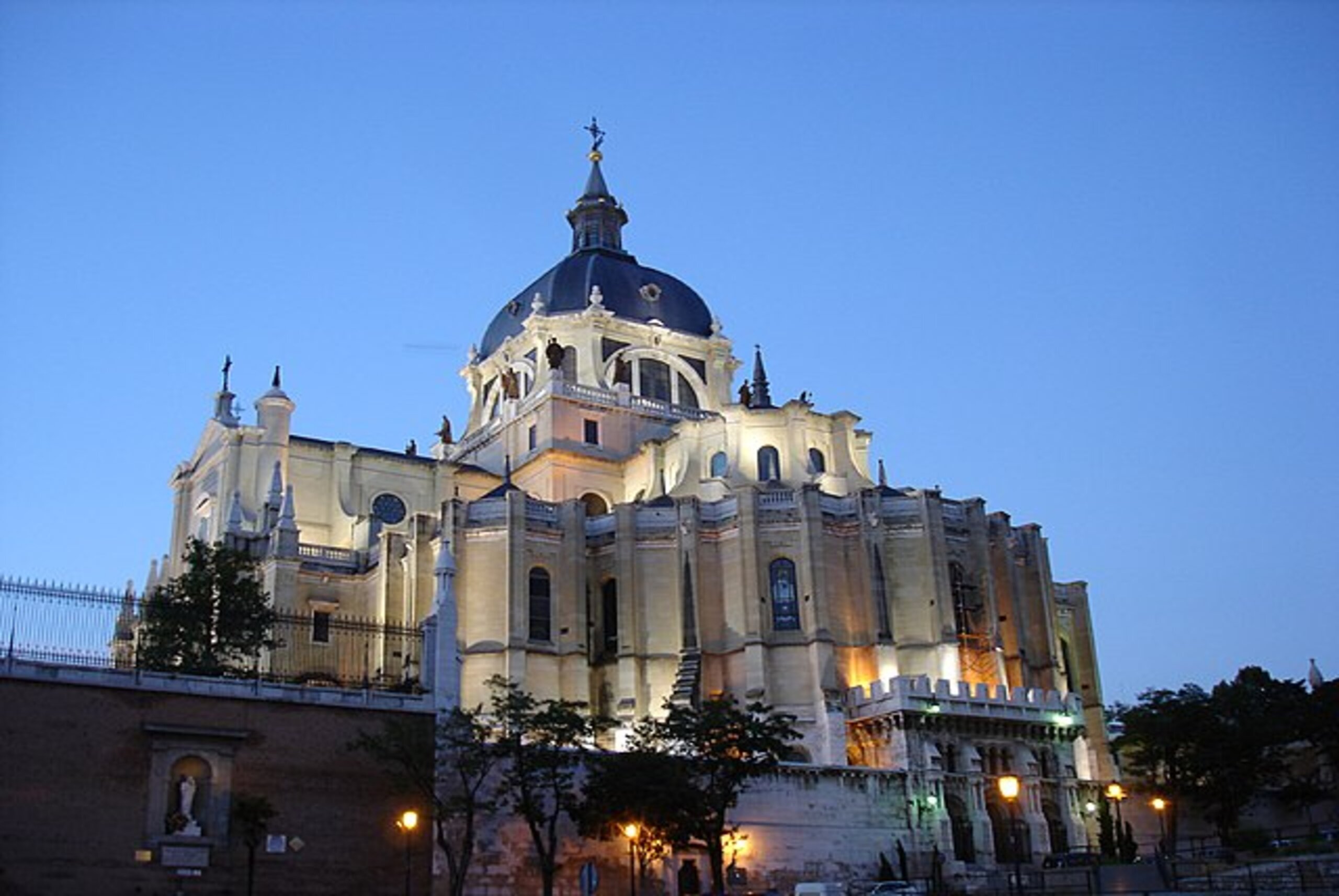 Catedral de la Almudena de Madrid: cómo visitarla, qué ver, historia y cuánto cuesta la entrada Catedral de la Almudena de Madrid: cómo visitarla, qué ver, historia y cuánto cuesta la entrada