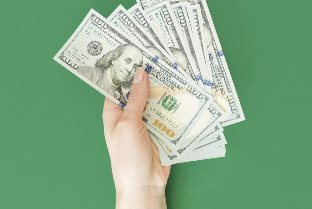 Dolares-1000x670 - Cómo pagar en Argentina: tips para turistas