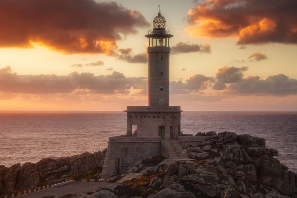 Faro-de-Galicia-1000x667 - Viajar solo en España: 6 lugares amigables para los turistas solitarios