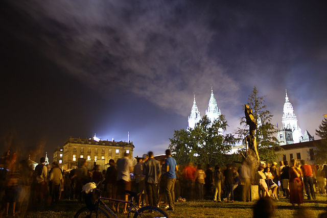 Fuegos-artificiales-en-Santiago-de-Compostela-por-el-dia-de-Santiago-Apostol-Commons-Wikimedia-Contando-Estrelas - Calendario de festivos en Madrid 2024: días no laborables y puentes