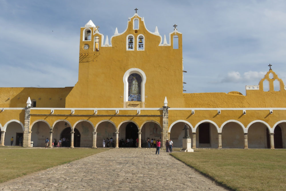 Izamal-1000x670 - Qué ver en Izamal: por qué es un Pueblo Mágico amarillo, cómo llegar y cuántas pirámides hay