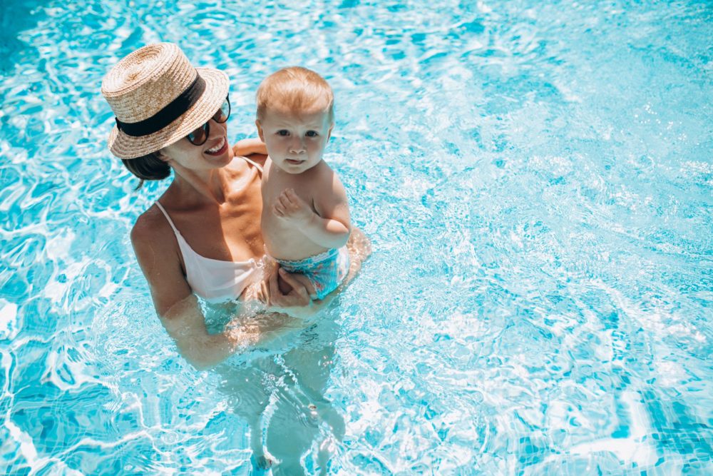 Madre-E-Hijo-Piscina-Hotel--1000x667 - 5 hoteles de las Islas Canarias para llevar a los niños