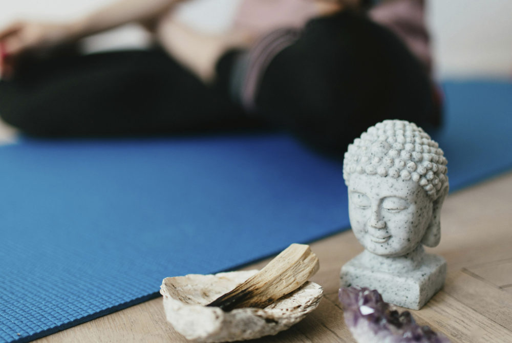 Meditando-1000x670 - 7 retiros espirituales en España: dónde se hacen y qué precio tienen