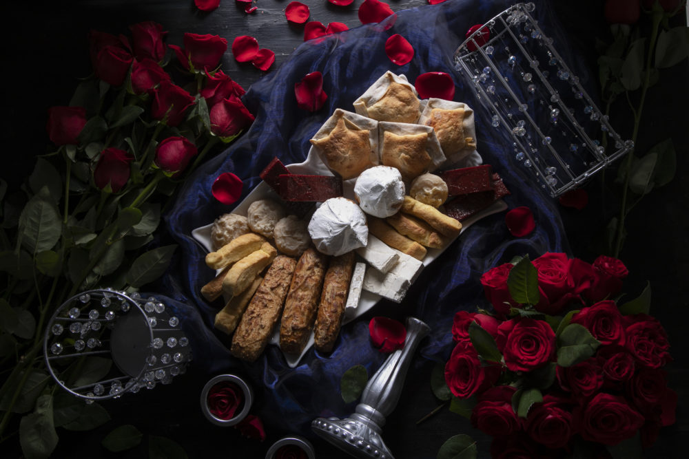 Mesa-de-dulces-tradicionales-gastronomia-ecuador-1000x667 - Ecuador:  los sabrosos platos y postres que debes probar si viajas al país andino