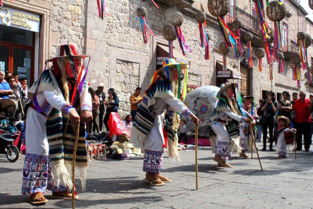 Michoacan-Danza-De-Los-Viejitos-1000x667 - Pueblos Mágicos de Michoacán para un verano inolvidable