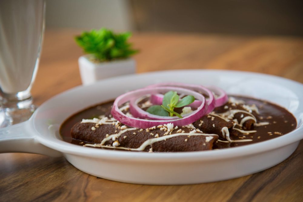 Mole-poblano-1000x667 - Estas son las 8 comidas mexicanas típicas que debes probar para conocer México