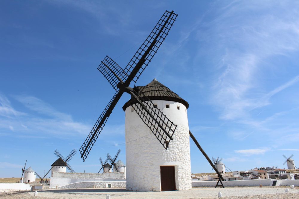 Molinos-de-viento-1000x667 - Viajar solo en España: 6 lugares amigables para los turistas solitarios