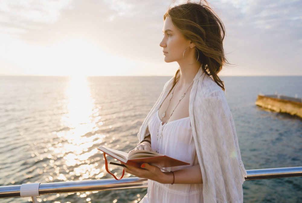 Mujer-Crucero-1000x670 - ¿Cuál es la temporada baja de cruceros en el Caribe?