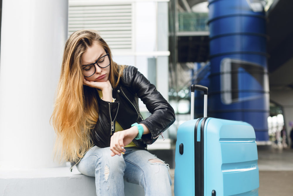 Mujer-aeropuerto-1000x670 - ¿Cuándo se hace el check-in de un vuelo? Y por qué el momento sí importa