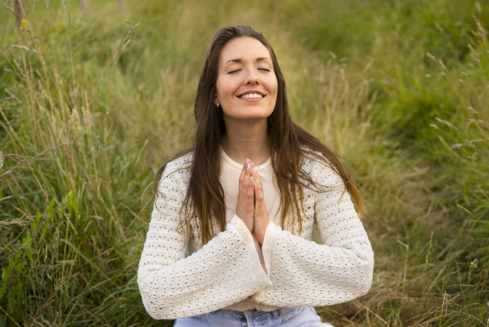 Mujer-meditando2-1000x670 - 7 retiros espirituales en España: dónde se hacen y qué precio tienen