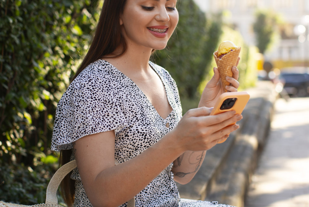 Mujer-telefono2-1000x670 - Disneyland Paris: por qué es importante descargar la aplicación antes de visitar el parque