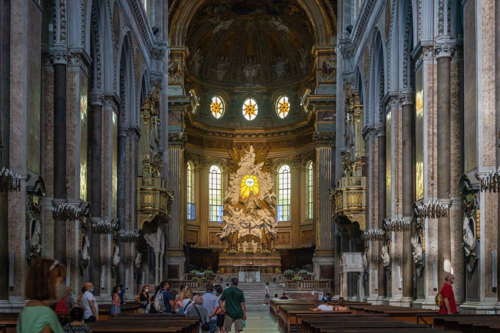 Naples_Cathedral_-_Duomo_di_Napoli_Central_nave_5325-1000x666 - Qué ver en Nápoles: itinerario para 1, 2 y 3 días de viaje