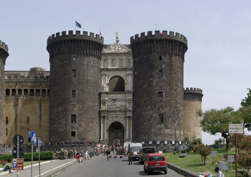Napoli_Castel_Nuovo_Maschio_Angioino_a_seat_of_medieval_kings_of_Naples_and_Aragon_2013-05-16_14-05-42-1000x704 - Qué ver en Nápoles: itinerario para 1, 2 y 3 días de viaje
