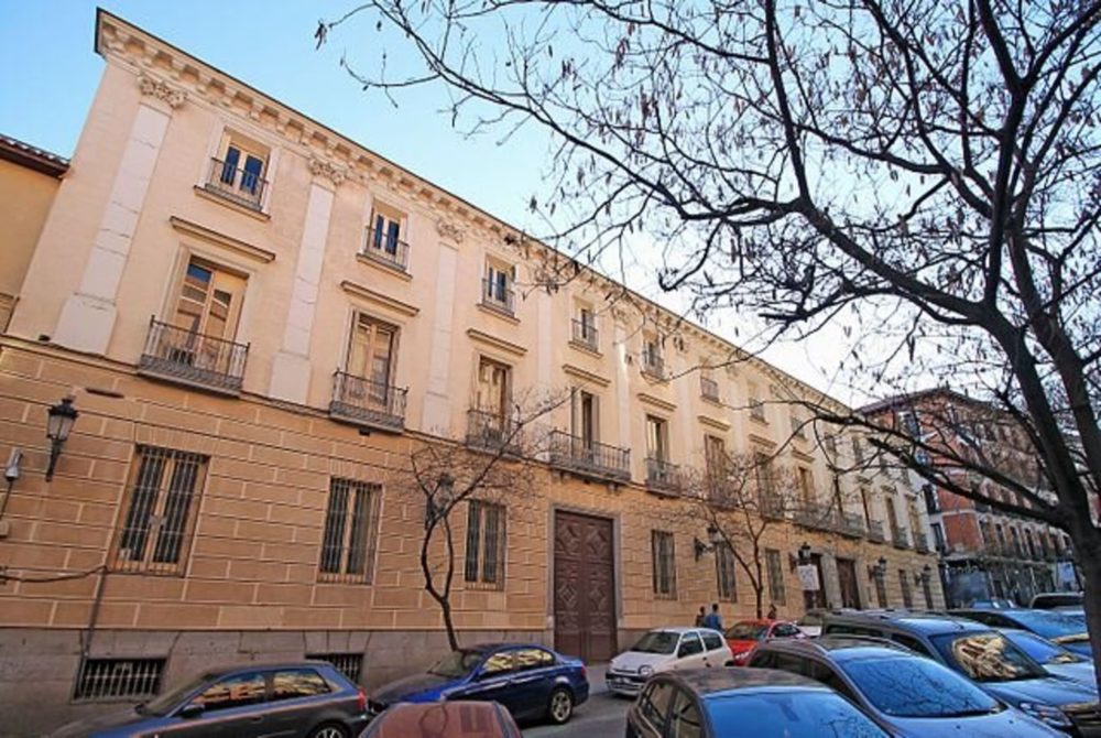 Palacio_de_Fernan_Nunez_Madrid_01-1-1-1000x670 - Qué ver y cómo llegar al barrio Lavapiés de Madrid: ¿es peligroso para turistas?