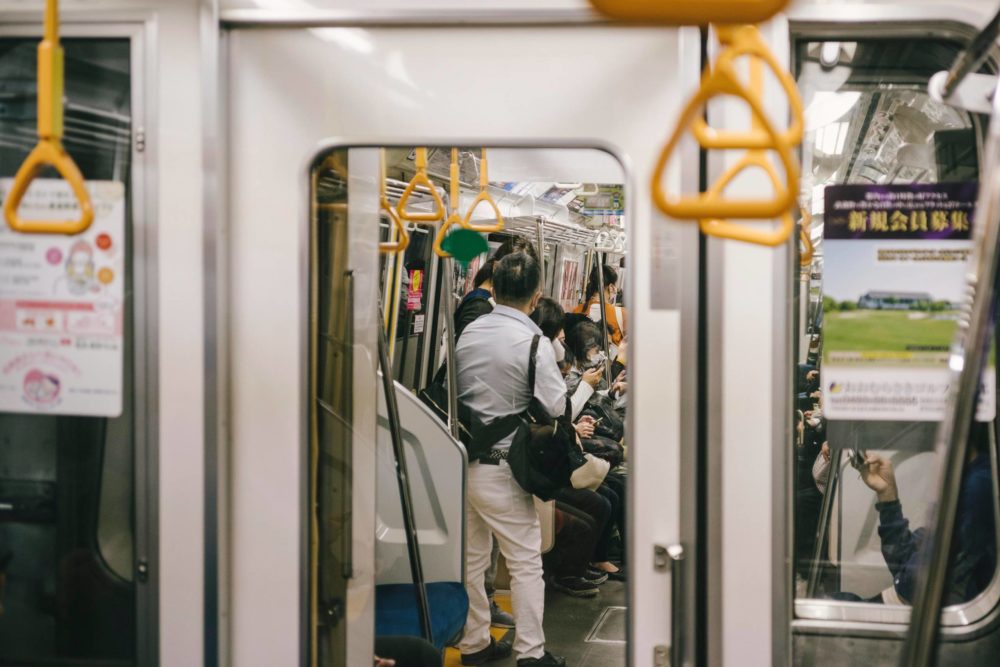 Pasajeros-en-metro-1000x667 - Tarjetas de Metro de Barcelona: cuántas hay, cuál conviene usar y precios