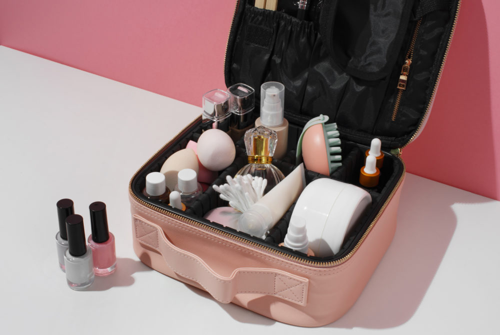 Perfume-1000x670 - ¿Se pueden llevar perfumes en el avión?