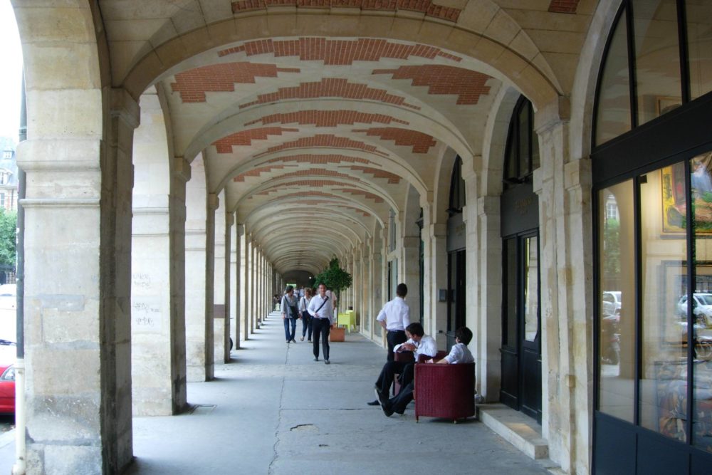Place-des-Vosges-1-1000x667 - Los 10 lugares poco conocidos de París que debes visitar alguna vez
