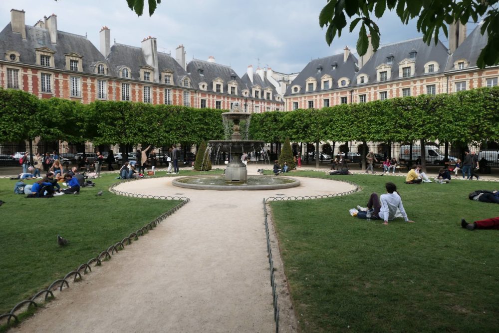Place-des-Vosges-1000x667 - Los 10 lugares poco conocidos de París que debes visitar alguna vez