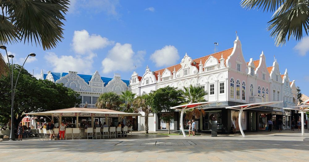 Plaza_Daniel_Leo_Oranjestad_Aruba_-_February_2020-1000x525 - Dónde queda Aruba y cuáles son sus playas más populares