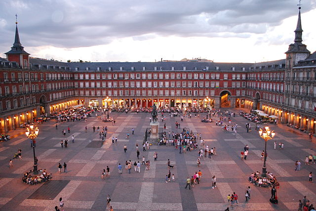 Plaza_Mayor_de_Madrid_CommonsWikimedia-Sebastian-Dubiel - Calendario de festivos en Madrid 2024: días no laborables y puentes