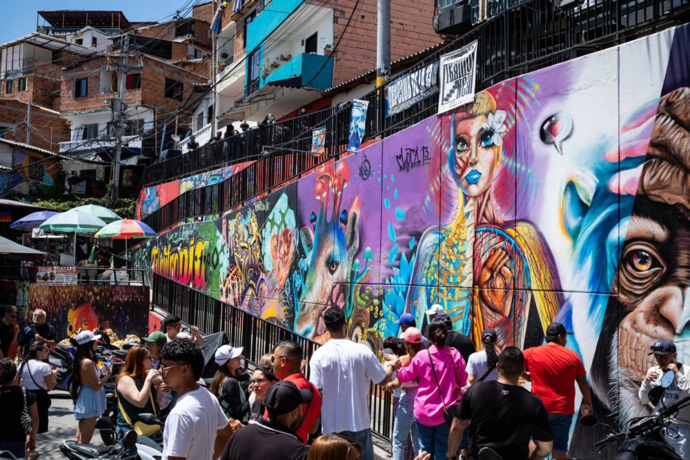 Que-ver-en-la-Comuna-13-de-Medellin-1000x667 - Qué saber antes de visitar la Comuna 13 de Medellín: cómo llegar, qué hay para ver y si es peligrosa